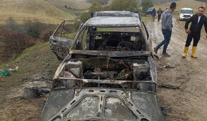 Seyir halinde alev alan otomobil, küle döndü