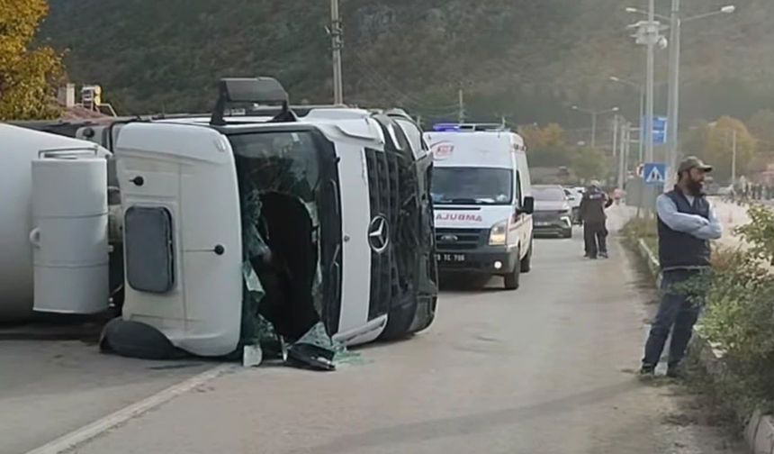 Beton mikseri devrildi sürücüsü yaralandı
