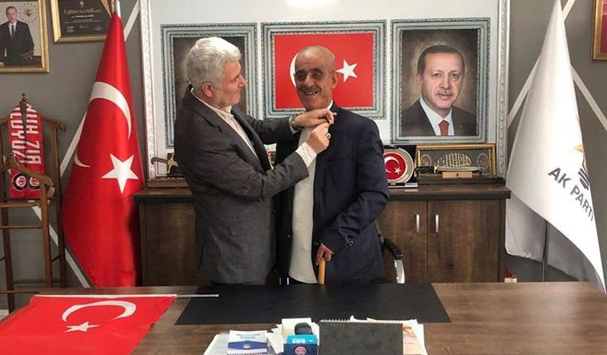 Abdullah Başkan'a Ak Parti rozeti takıldı