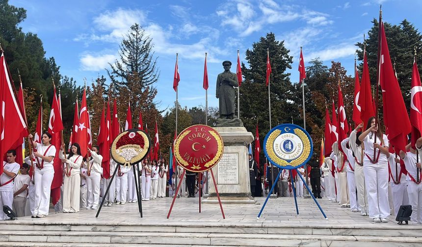Cumhuriyetin 103 yılında kurucuya çelenk
