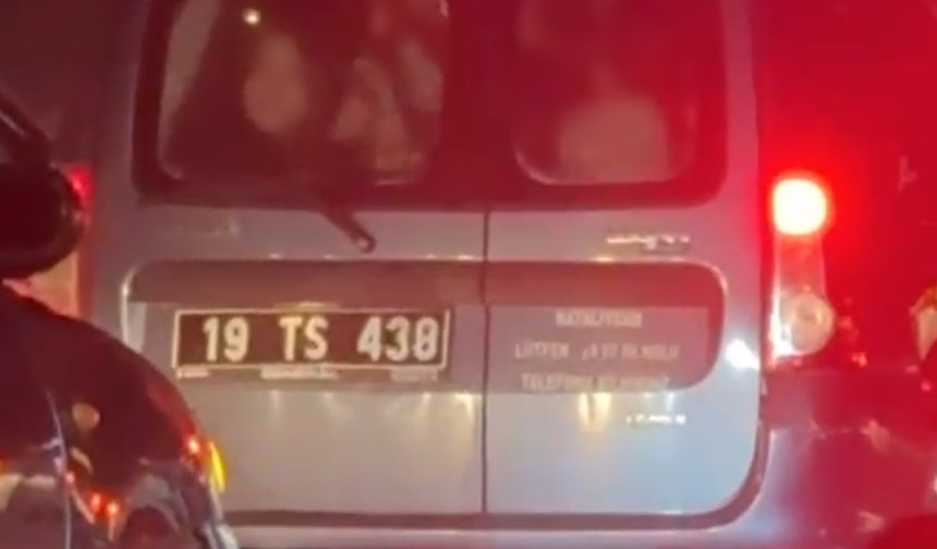 Şoke eden görüntüler: Çocuklar resmi araçta böyle taşındı