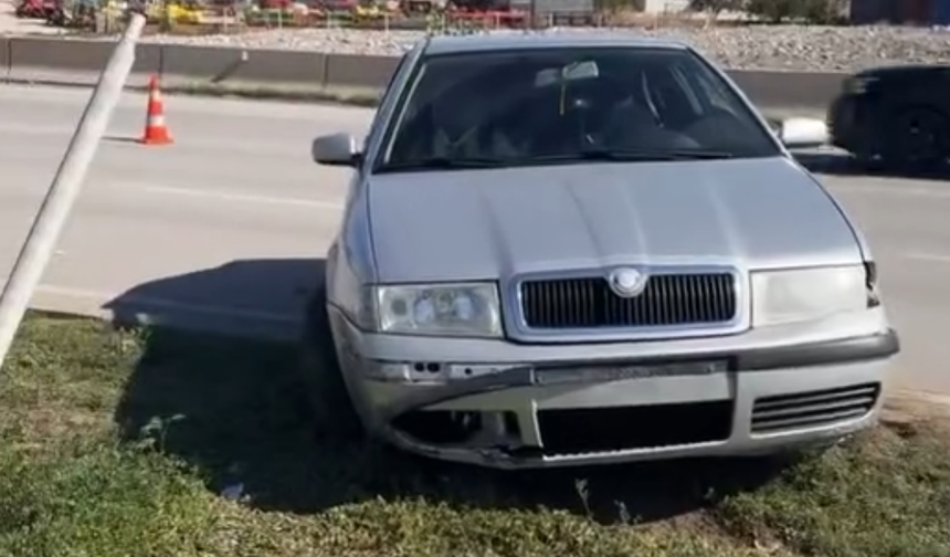 Çorum’da otomobiller çarpıştı, aydınlatma direği devrildi