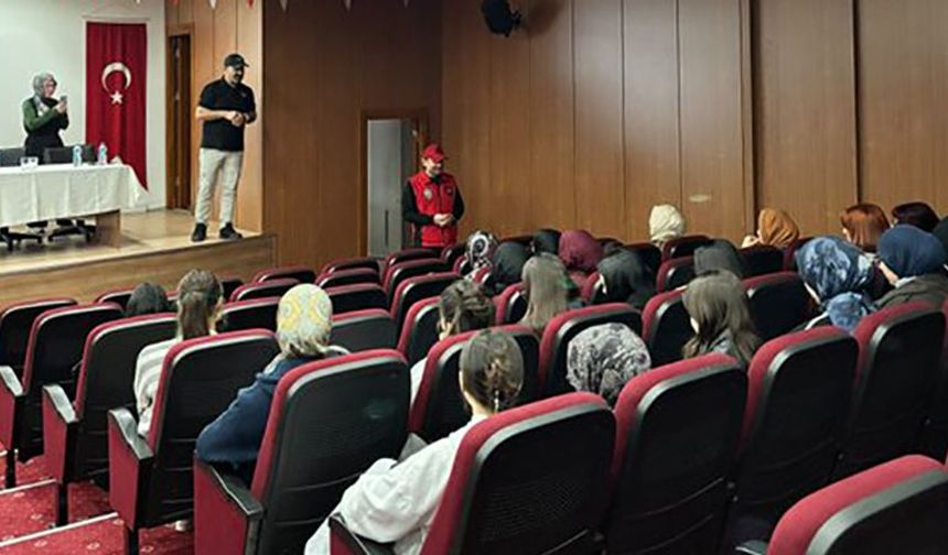 Üniversite öğrencilerine terörle mücadele konferansı verildi