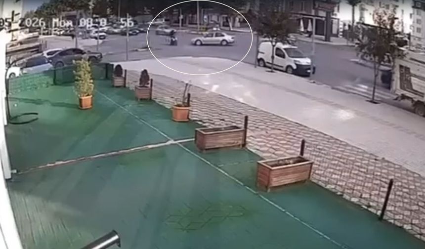 Dikkatsiz sürücü motosiklet sürücüsünün hayatını tehlikeye attı