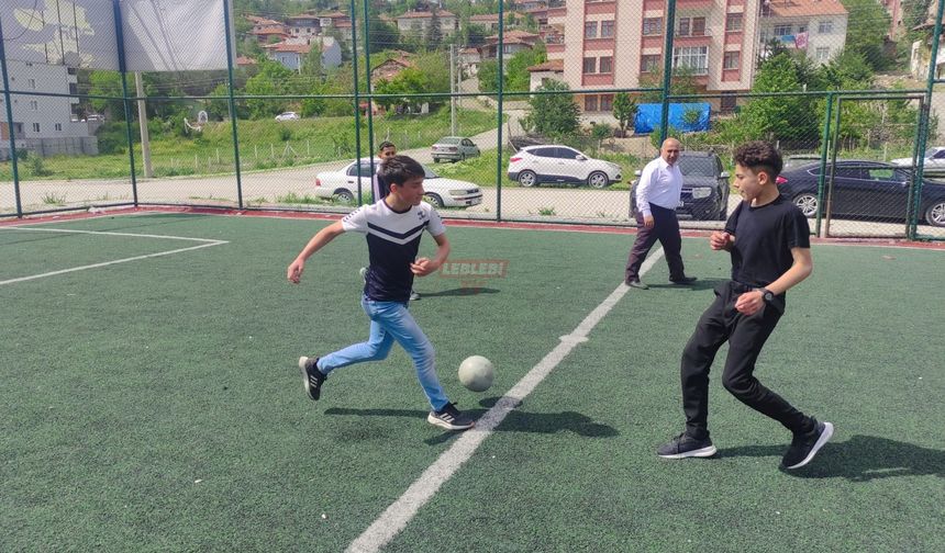 Başkan Ünlü, İlçeye Kazandırılan Halı Sahaların Açılışını Gençlerle Futbol Oynayarak Gerçekleştirdi