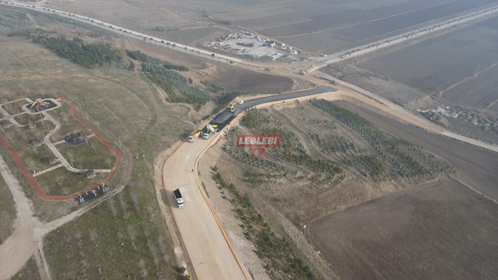 Akkent’in yeni giriş yolu asfaltlandı (7)