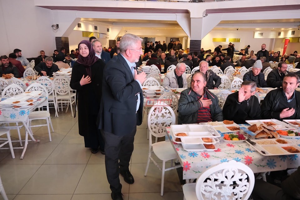 Belediyenin iftar sofrasında ilk oruç açıldı (4)