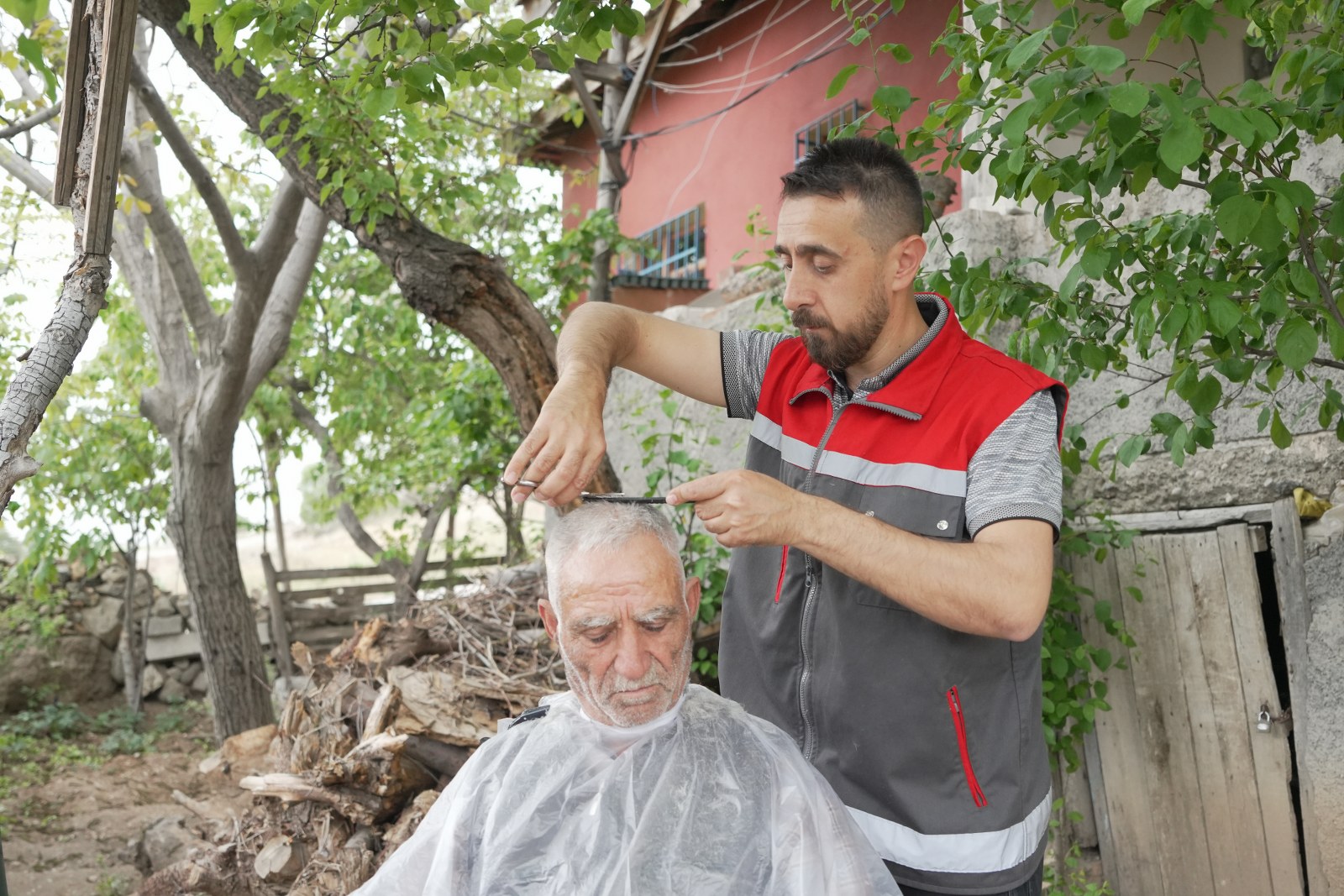 Yaşlılar için evde tıraş hizmeti (4)