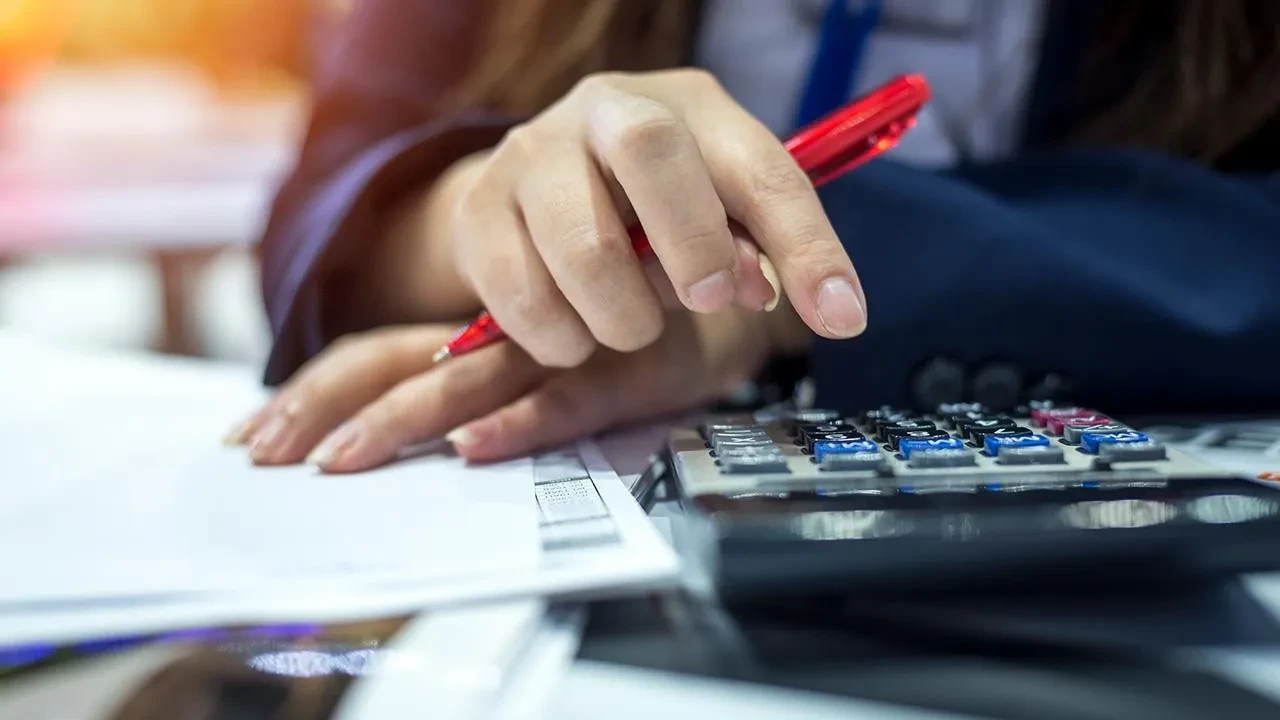 YAŞADIKLARI ÜLKEDE ASKERLİK YAPANLARA MUAFİYET GELİYOR
Bunun yanı sıra, AK Parti’nin seçim vaatleri arasında yer alan yurt dışındaki vatandaşın askerlik konusundaki talepleri de masada. Öğrenilenlere göre, yurt dışındaki yaşadıkları ülkelerde askerlik yapan ve çifte vatandaş olan kişilerin askerliklerinin Türkiye’de de tanınması için harekete geçildi. Yıl sonuna kadar bu alanda da kanun değişikliği yapılması öngörülüyor.