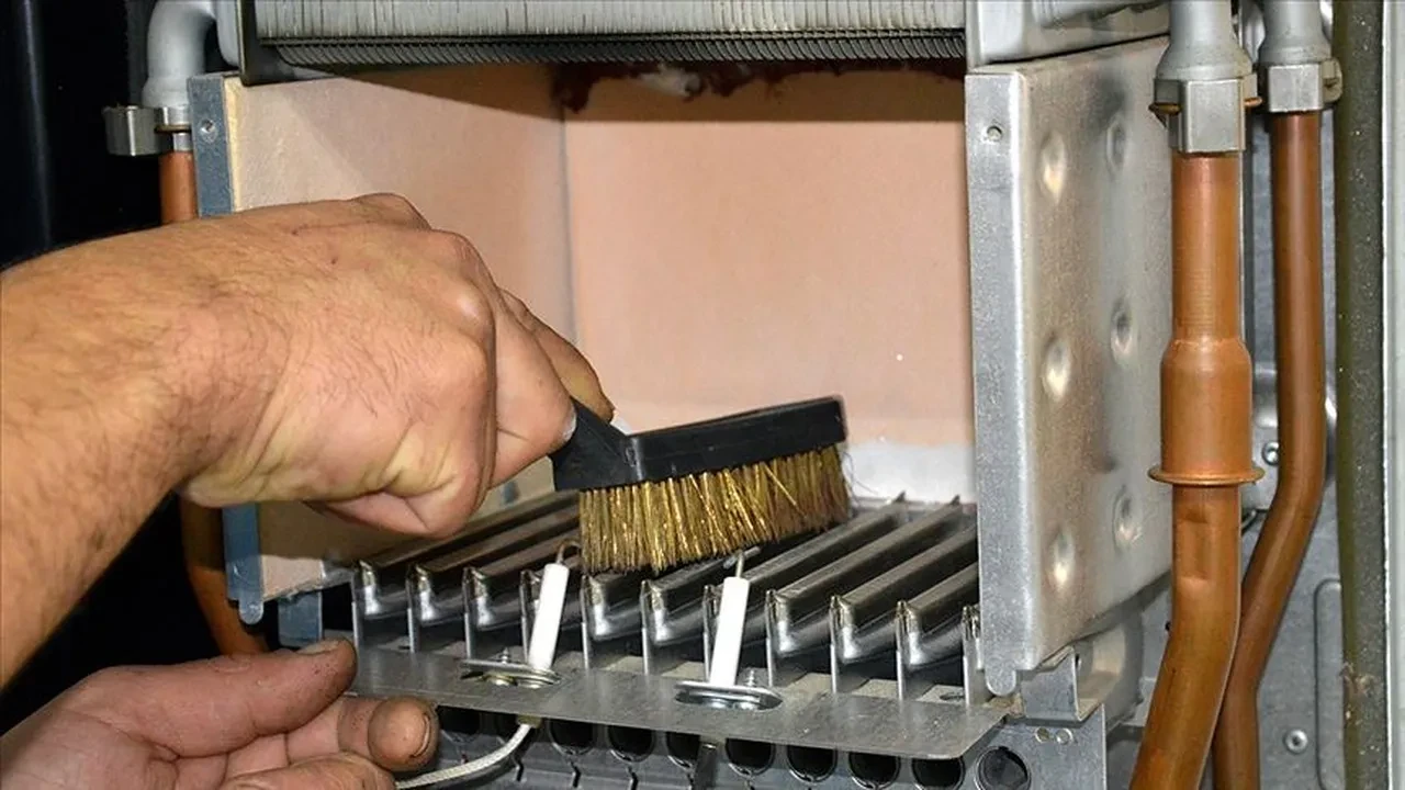 7. KOMBİ BAKIMI VE PETEK TEMİZLİĞİ YAPTIRIN
Düzenli kombi bakımı, cihazın verimli çalışmasını sağlar ve arızaları önler.
Ayrıca peteklerin içinde biriken tortu ve çamurun temizlenmesi, ısının odaya daha iyi yayılmasına yardımcı olur. Temizlenmiş petekler, daha az yakıtla daha yüksek ısıtma performansı sunar.