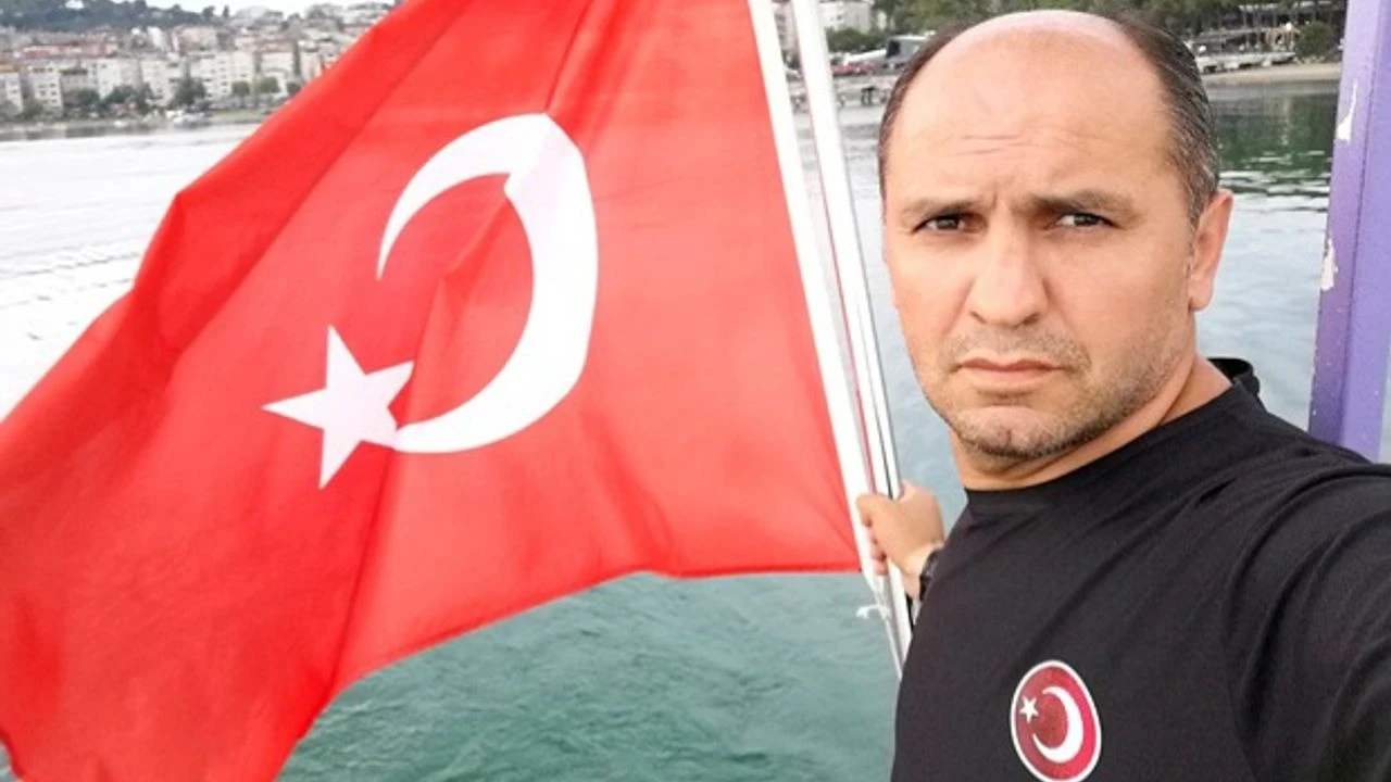Nihat Armutçu, sadece okulun beden eğitimi öğretmeni değildi; İskilip sporunun emektar isimlerindendi, İskilipgücü’nün kurucusu ve yıllarca gençlerin spora tutunmasına önderlik eden bir gönül insanıydı. Görevini, ilçesine hizmet ederek, gençliğe yatırım yaparak sürdürdü. Bu çabanın karşılığı, İskilip’teki geniş kitlelerin kalbindeki yeri oldu.  
Biz gazeteciler bazen mutlu haberleri, bazen de acı haberleri herkesten önce duyarız. Bu kez de öyle oldu. Nihat hocanın acı haberi geldiğinde boğazımdaki düğümlenmeler, klavyeye gitmek bilmeyen ellerim, Nihat hocama son görevler…