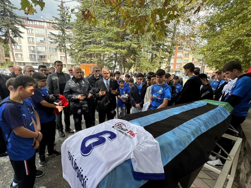 Huzur içinde yat Nihat Hocam. Mekanın cennet olsun… İskilip seni unutmayacak; bizler, senin izinden gidecek gençleri sokaklarda, sahalarda, okullarda hep hatırlayacağız. 
Başkan İsmail Çizikçi’ye de sesleniyorum: Lütfen bu adımı atın — Nihat Armutçu ismi İskilip’te yaşasın, gençlere yol göstersin.