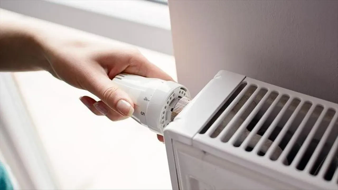 5. PETEKLERİN ÖNÜNÜ VE ÜSTÜNÜ KAPATMAYIN
Petekler, evinizdeki ısının ana kaynağıdır. Önlerinin veya üstlerinin mobilya, perde ya da çamaşırlarla kapatılması, ısının odaya yayılmasını engeller.
Peteklerin önünde ve üstünde en az 30 cm boşluk bırakmak, sıcak havanın oda içinde serbestçe dolaşmasını sağlar.