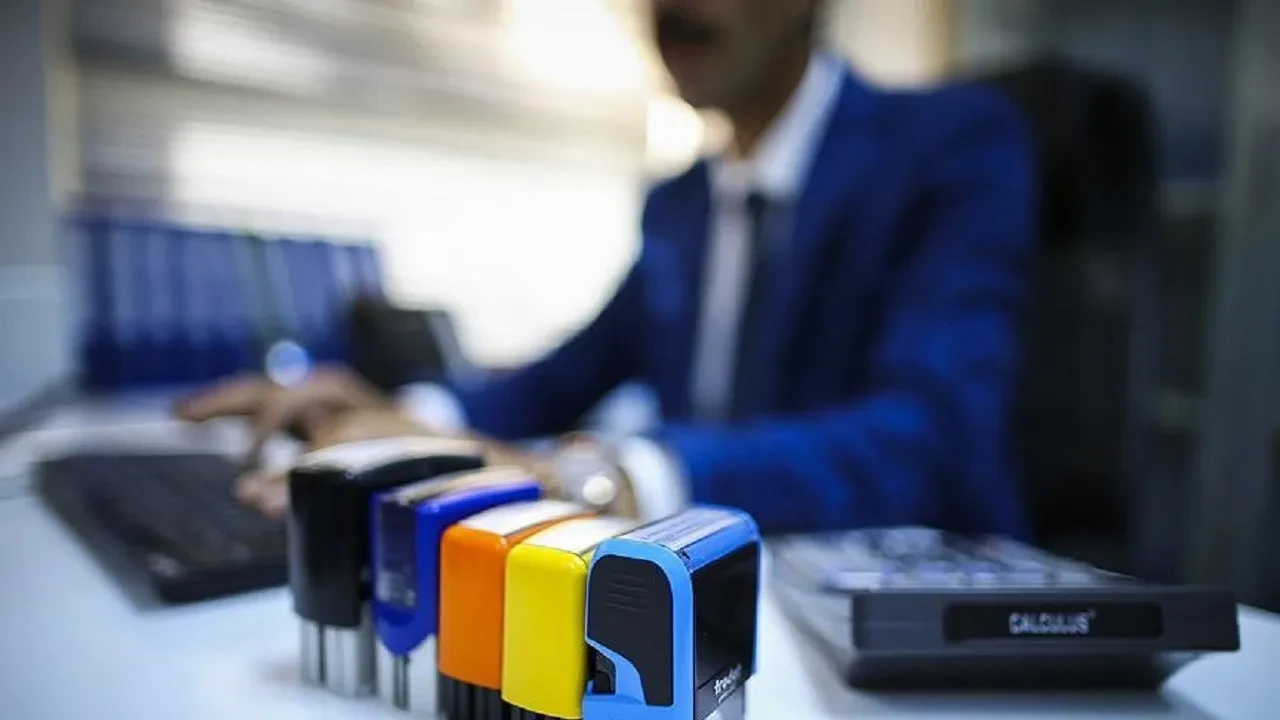 Türkiye’de emekli olan bir vatandaş başka bir işte çalıştığında emekli maaşı kesilmiyor ancak yurt dışından borçlanarak emekli olan bir vatandaşın emekli aylığını tam alabilmesi için herhangi bir işte çalışmaması gerekiyor. Düzenleme ile bu mağduriyetin giderilmesi öngörülüyor. Verilecek teklif yasalaşırsa bir milyonu aşkın gurbetçi vatandaşın bu kanundan faydalanması bekleniyor.