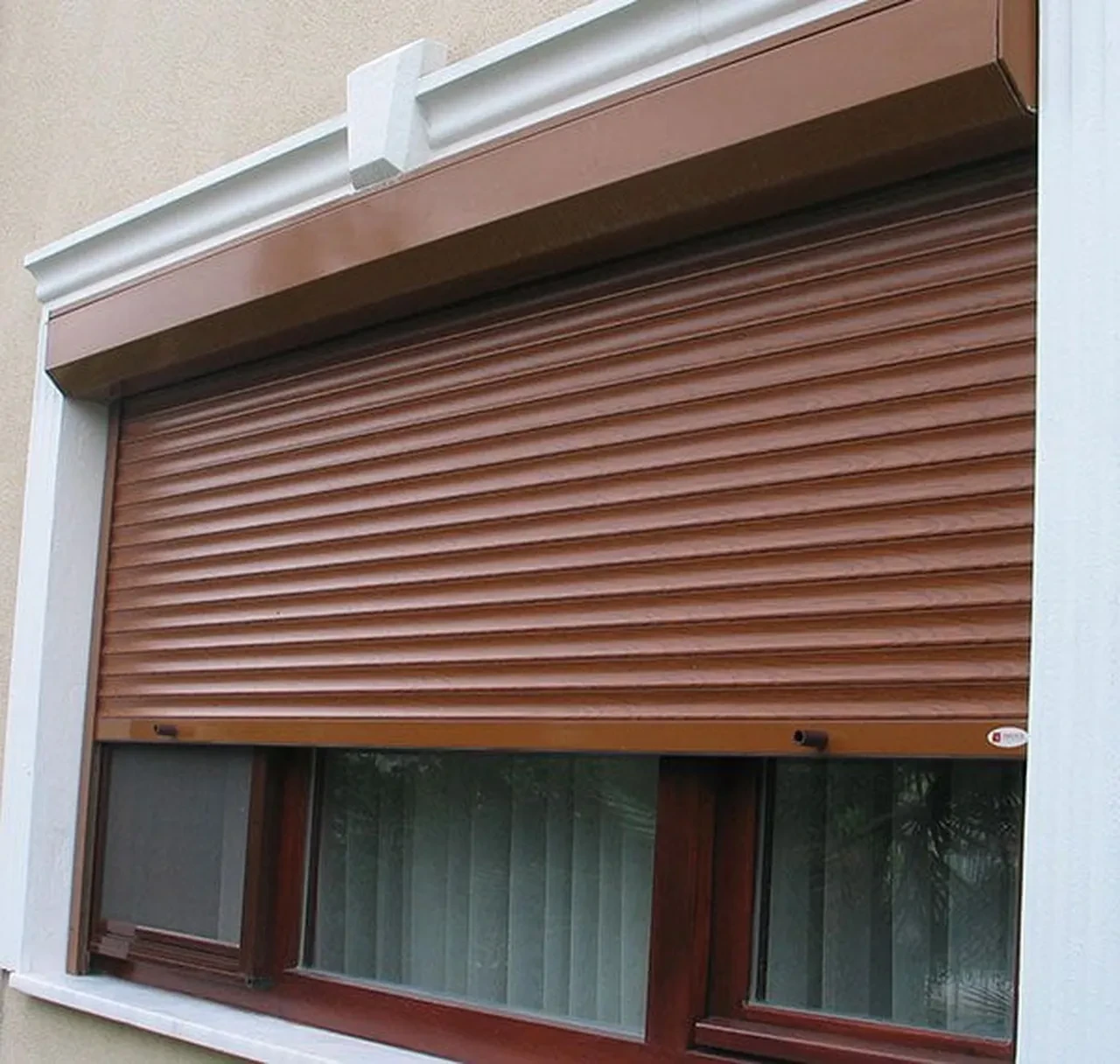 3. PERDE VE PANJURLARI STRATEJİK KULLANIN
Gündüzleri güneşli havalarda perdeleri ve panjurları açarak, güneş ışığının evinizi doğal yollardan ısıtmasını sağlayın.
Akşamları ise dışarıdaki soğuk havaya karşı yalıtım katmanı oluşturmak için tüm perdeleri ve panjurları sıkıca kapatın. Bu yöntem, pencerelerden kaynaklanan ısı kaybını önemli ölçüde azaltır.