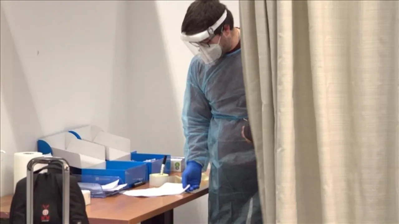 Dünyada koronavirüs sonrası çeşitli varyantlar ortaya çıktı. Maymun çiçeği virüsü bir dönem aşırı yayılırken yeni bir virüs türünün daha yaşamı tehdit ettiği ortaya çıktı. Çin'in Hong Kong Özel İdari Bölgesi'nde, sivrisineklerden bulaşan virüsün yol açtığı Chikungunya ateşi vakası tespit edildiği bildirildi.
South China Morning Post'un haberine göre, kentin Kawloon ilçesindeki Dimond Hill semtine bağlı Fung Tak Yerleşimi'nde ikamet eden 82 yaşındaki bir kadın hastada Chikungunya virüsüne rastlandı. Vaka, Hong Kong'da uzun süreden bu yana rastlanan ilk yerel kaynaklı vaka olurken, sağlık birimleri, kadının yaşadığı Fung Tak Yerleşimi çevresinde tedbir alınacağını duyurdu.