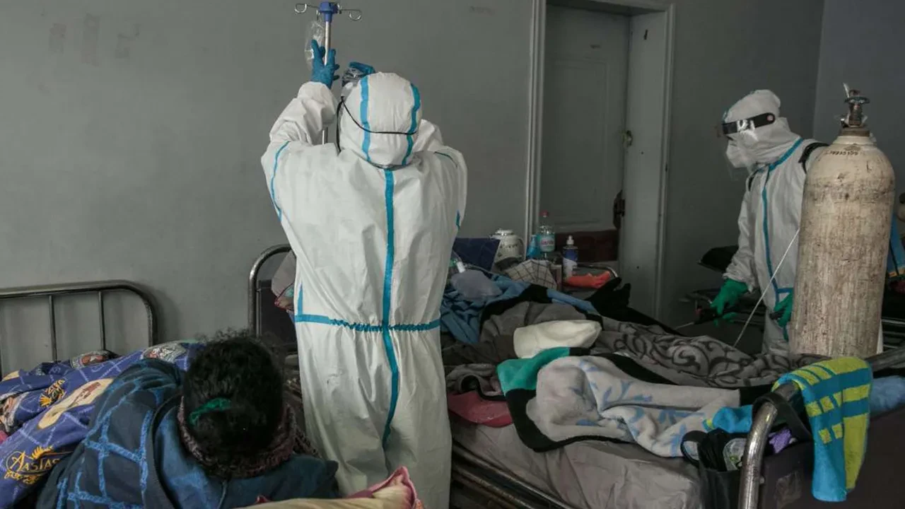 YAKLAŞIK 8 BİN KİŞİ TEHDİT ALTINDA
Sağlık Koruma Merkezi Bulaşıcı Hastalıklar Birimi Başkanı Doktor Albert Au Ka-wing, vakanın tespit edildiği binanın 200 metre çevresindeki binalarda yaşayan yaklaşık 8 bin kişinin bulaşma riski altında olduğunu belirtti. Au Ka-wing, bu nedenle bölgede ve genel olarak kentte sivrisinek ilaçlamasının hızlandırılması gerektiği uyarısında bulundu.
Hong Kong'da bu yıl yurt dışından gelen kişilerde 46 vaka tespit edilmiş, virüs nedeniyle kronik rahatsızlığı bulunan 1 kişi hayatını kaybetmişti.