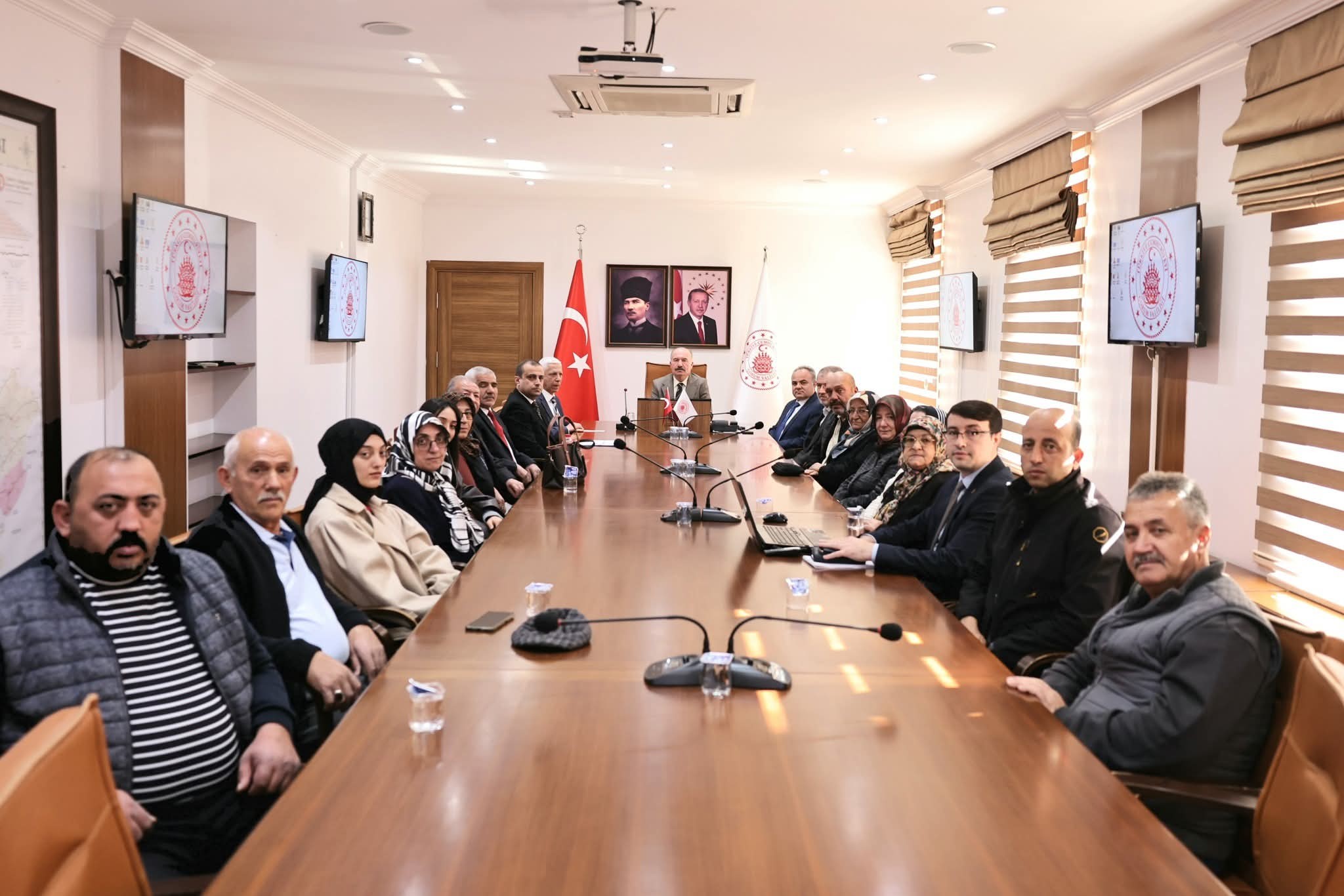 576369793 10161433663125047 9183601581385198627 N