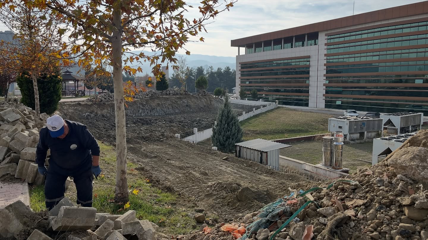 586406636 18432118108109195 8970713127055778364 N