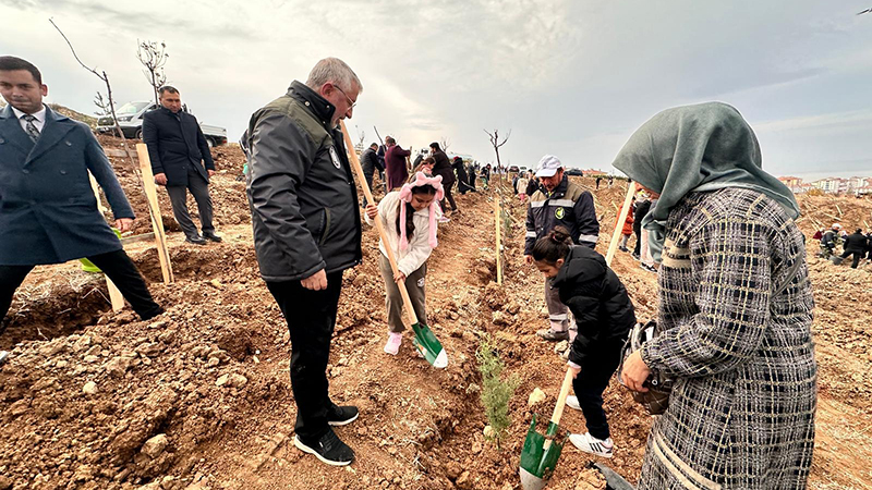 Nadık Şehir Ormanı’nda İlk Ağaçlar Toprakla Buluştu (3)