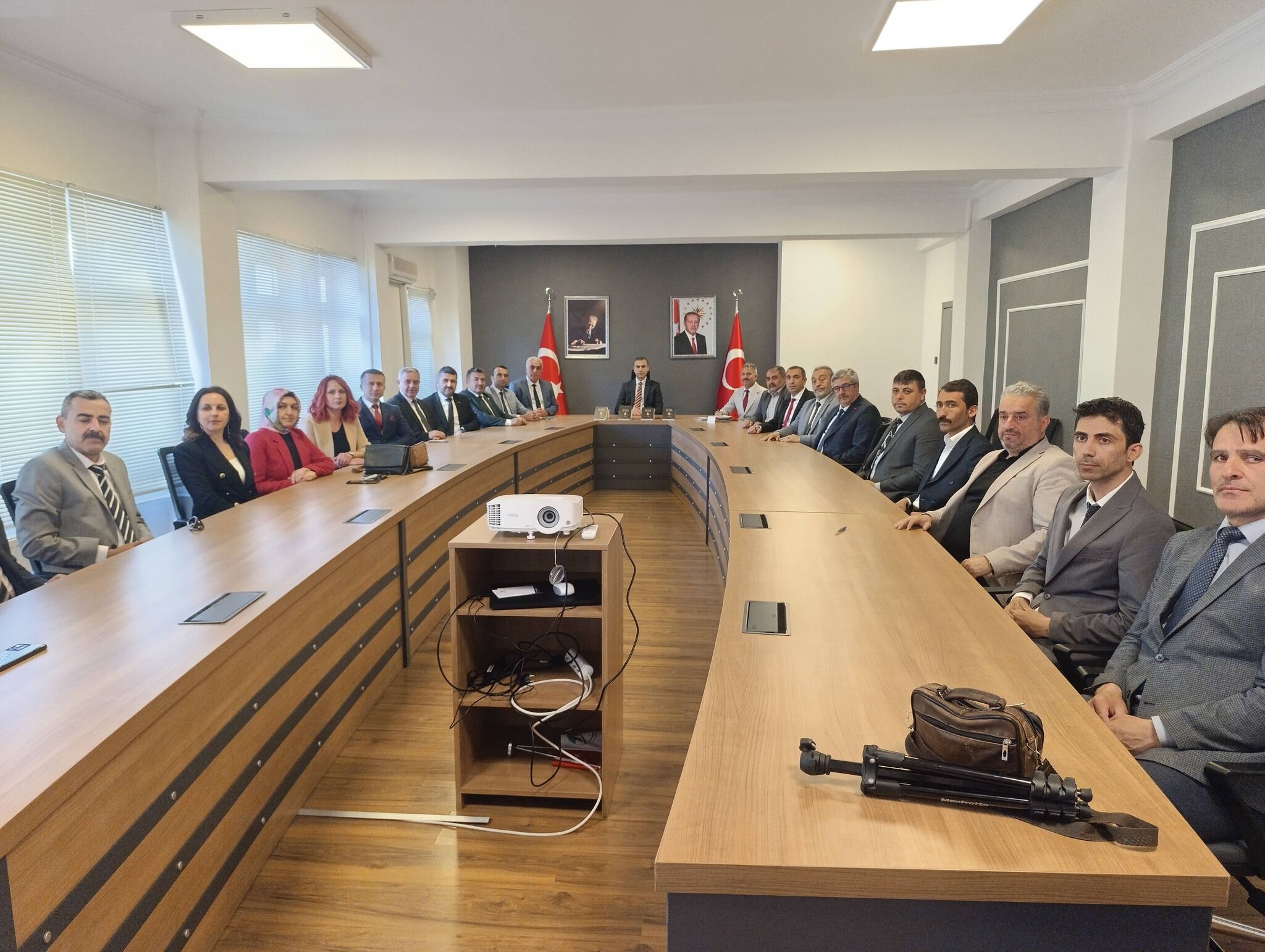 Osmancik’ta Eği̇ti̇m Yöneti̇ci̇leri̇nden Anlamli Eser “Bi̇r Okul Bi̇n Yürek” Raflarda (2)