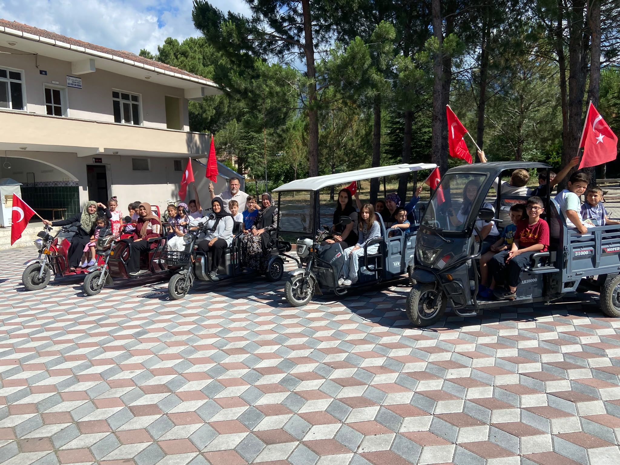 Elektrikli Araçlarla Yaz Kur'an Kursu İçin Konvoy Düzenlendi