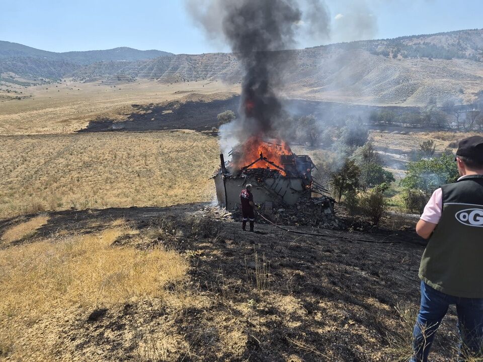 Çorum'un Osmancık ilçesinde anız yangınının sıçraması sonucu 1 ev, 2 samanlık ve 2 ahır kullanılamaz hale geldi.