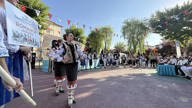 Çorum’da Onbi̇nlerce Ki̇şi̇ Festi̇val Coşkusu Yaşadi (5) 1600X1200