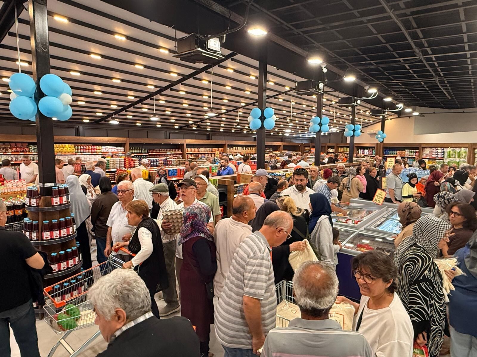 Hanımeli Yöresel Market’in 1000’Inci Müşterisine Sürpriz Hediye (5)
