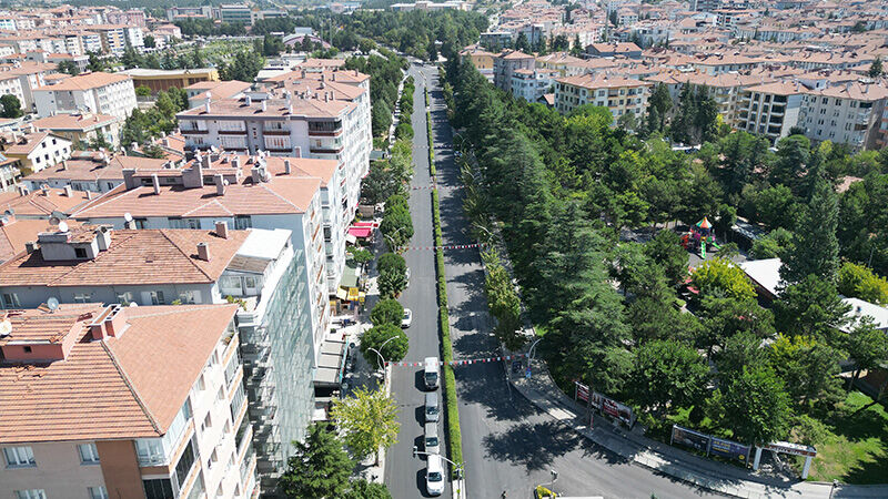 Gazi̇ Caddesi̇’nde Yeni̇leme Çalişmalari Tamamlandi (1)