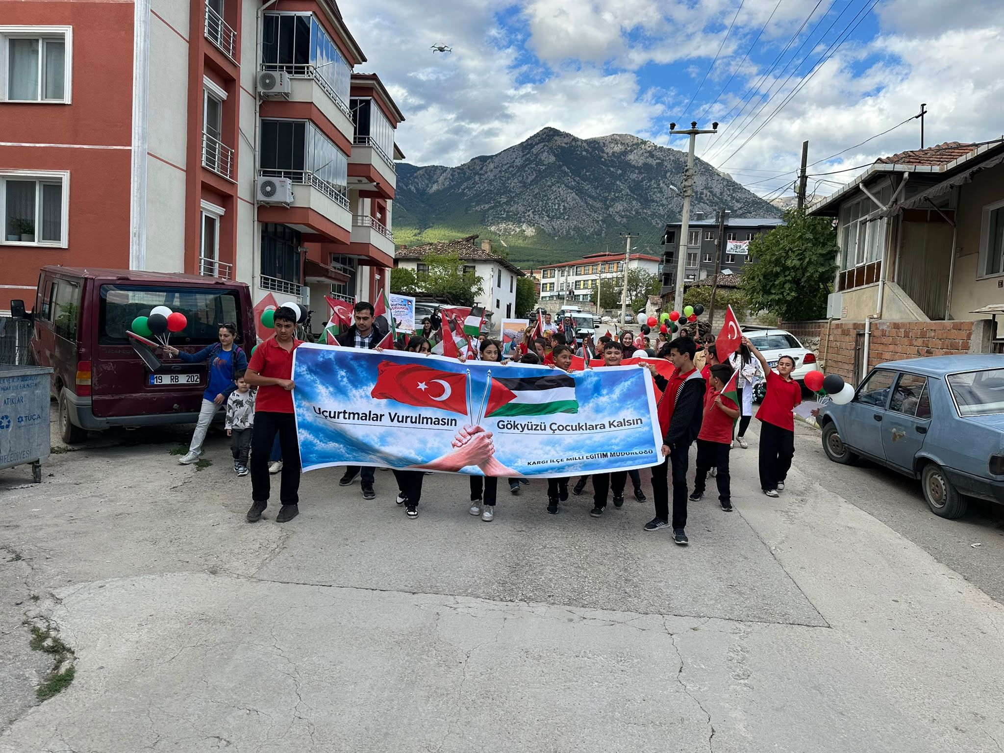 Kargı'da öğrenciler Filistinli çocuklar için uçurtmaları gökyüzüne bıraktı