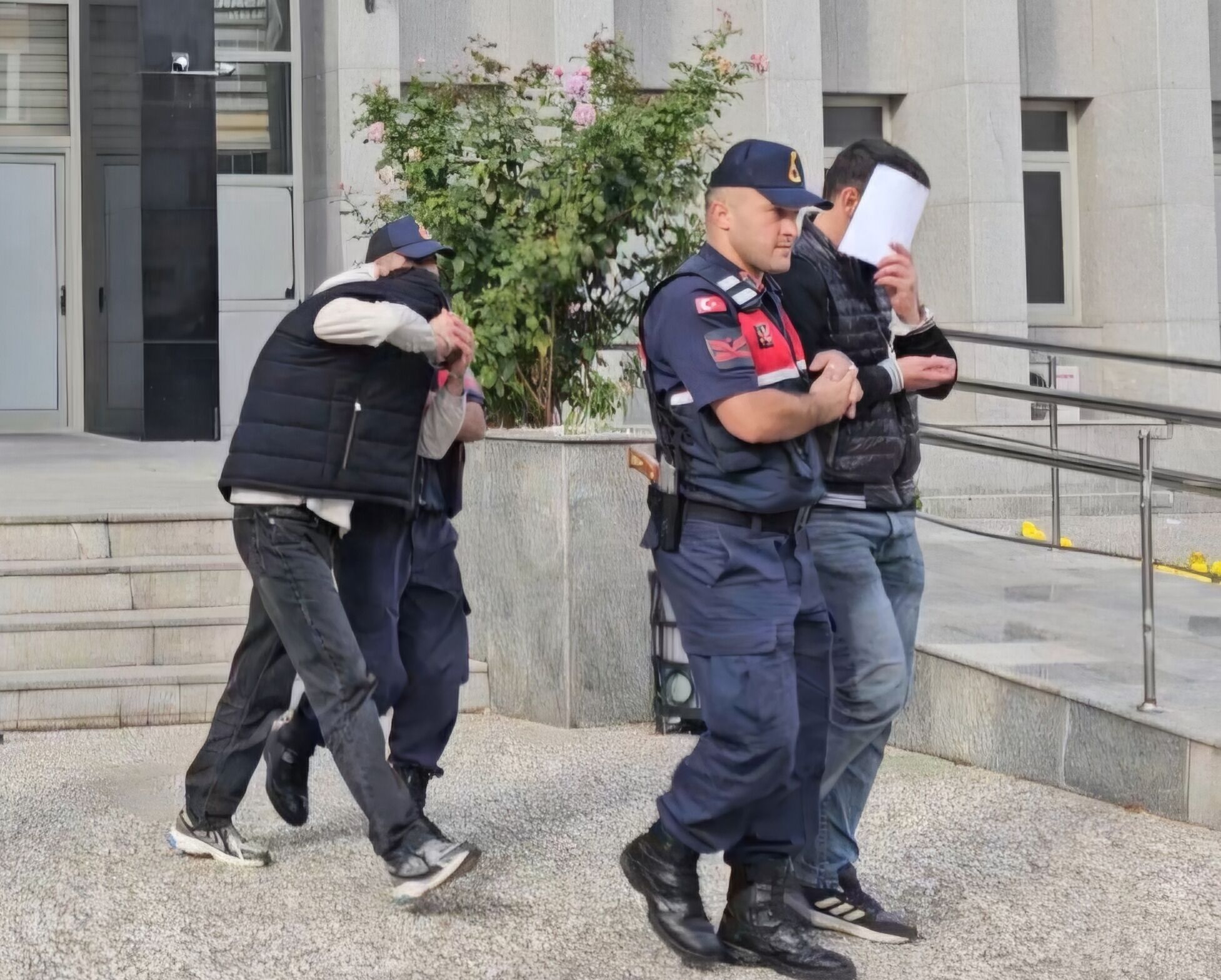 Yol kenarına bıraktılar, almaya gelince yakalandılar!