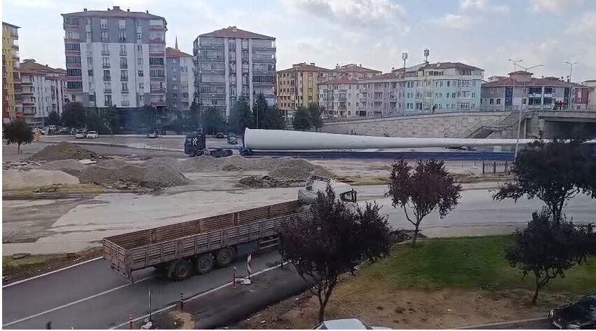 Rüzgar Türbini Kanatları Trafiği Kilitledi