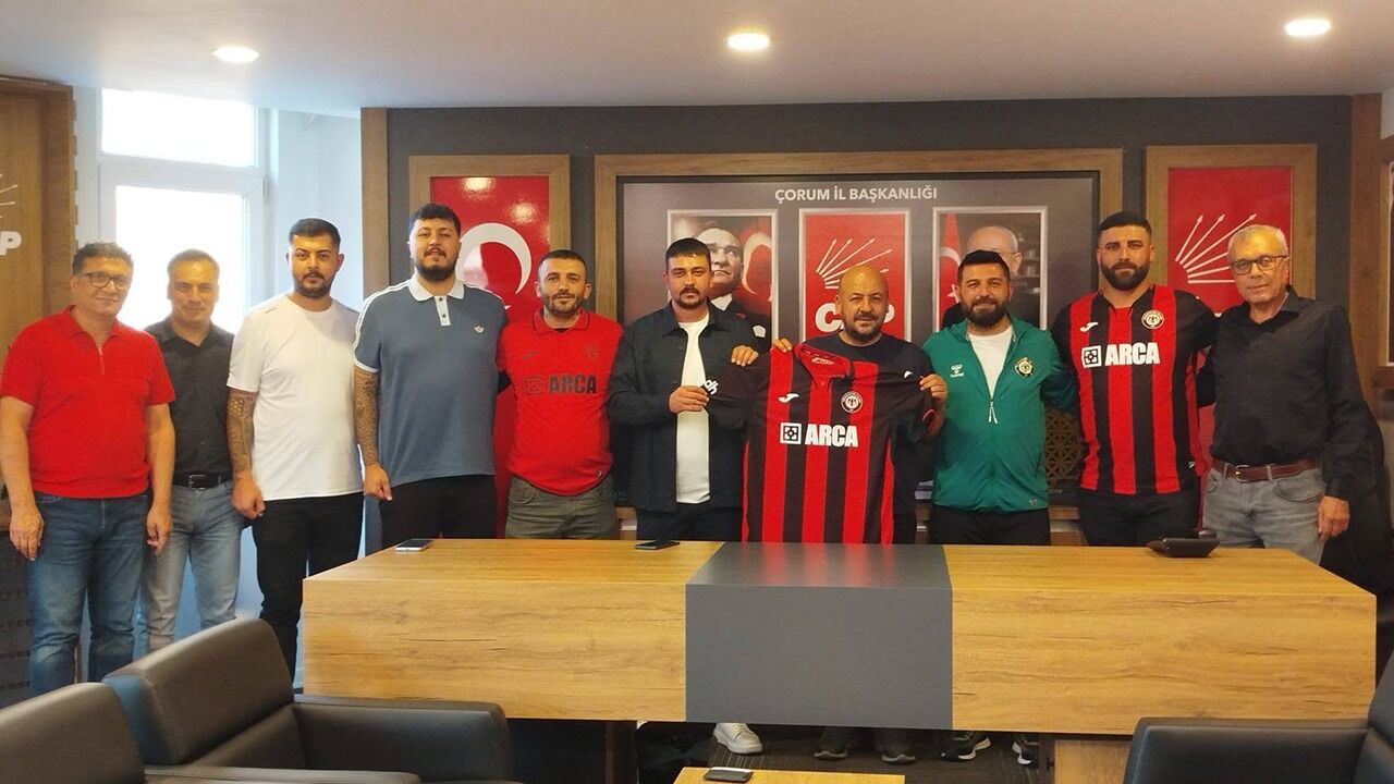 Çorum FK Taraftarlarından CHP’ye Ziyaret! 19 Numaralı Forma Hediye Edildi