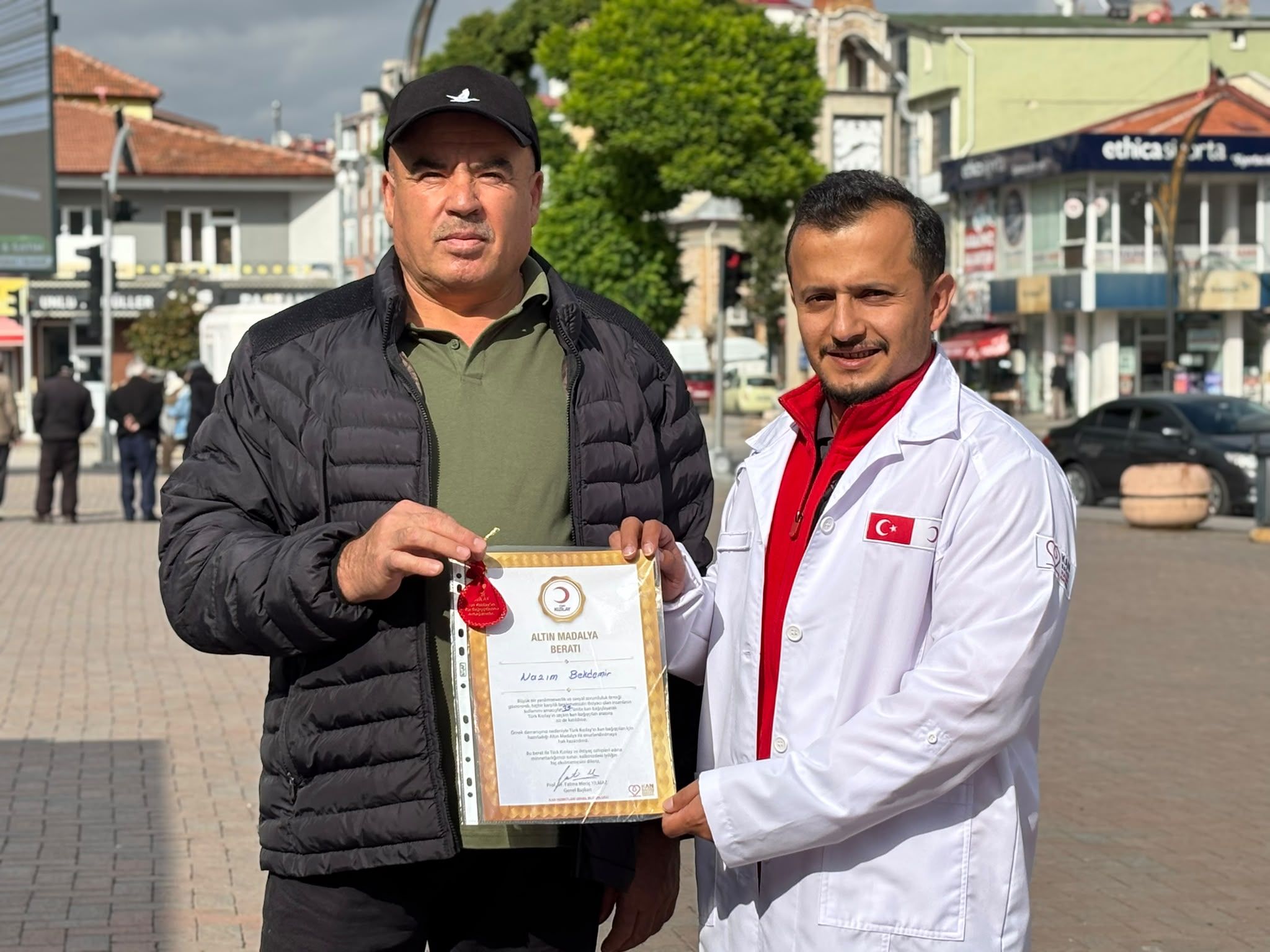 AA-20261014-42750479-42750478-TRAFIK_KAZALARINDAN_ETKILENEREK_BASLADIGI_KAN_BAGISINI_31_YILDIR_SURDURUYOR.jpg