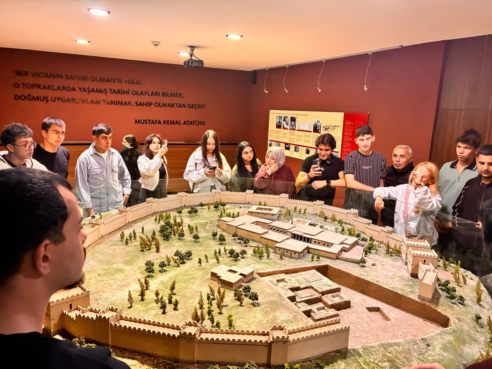 AA-20261014-42754629-42754628-CORUMDA_UNIVERSITE_OGRENCILERI_ALACAHOYUK_ANTIK_KENTINI_GEZDI.jpg