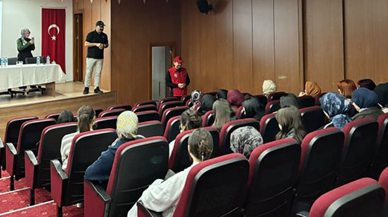 Üniversite öğrencilerine terörle mücadele konferansı verildi